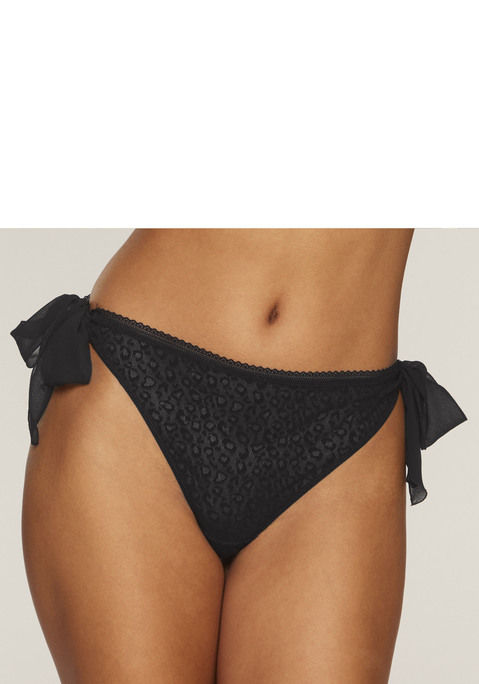 Bild: String von Vivance: Sexy String mit edler Zierkante am Bund. Aus leicht transparentem Soft-Mesh im Leo-Look. Mit verführerischen Bändern an den Seiten. Mit eingearbeitetem Baumwollzwickel. Passender Push-up-BH aus der gleichen Serie erhältlich. Obermaterial: 84% Polyamid, 13% Elasthan, 3% Polyester.