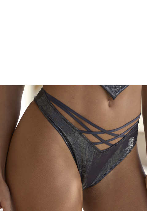 Bild: String von Vivance: Extravaganter String mit hohen Beinausschnitten. Aus glänzendem, weichem Material. Mit sexy Bänderdetail in der vorderen Mitte. Mit eingearbeitetem Baumwollzwickel. Passende Corsage aus der gleichen Serie erhältlich. Obermaterial: 70% Polyamid, 30% Elasthan.