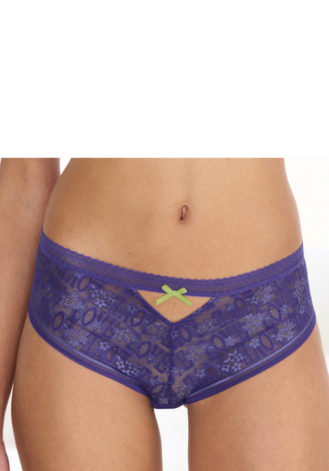 Bild: Stringpanty von Vivance: Verspielte Stringpanty mit verführerischem Cut-Out. Rundherum aus Spitze mit „LOVE“-Schriftzug und feinem Mesh. Mit feiner Zierschleife in der vorderen Mitte. Mit eingearbeitetem Baumwollzwickel. Passende BHs aus der gleichen Serie erhältlich. Aus 59% Polyamid, 28% Polyester, 13% Elasthan.