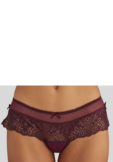 Bild: Stringpanty von Vivance: Feminine String-Panty mit einer optimalen Passform. Breiter Bund aus extravaganter, blumiger Spitze mit seitlichen Schlitzen. Edler Materialmix in dezent transparenter Optik. Mit eingearbeitetem Baumwollzwickel. Mit passendem BH aus der gleichen Serie erhältlich. Obermaterial: 90% Polyamid, 10% Elasthan.