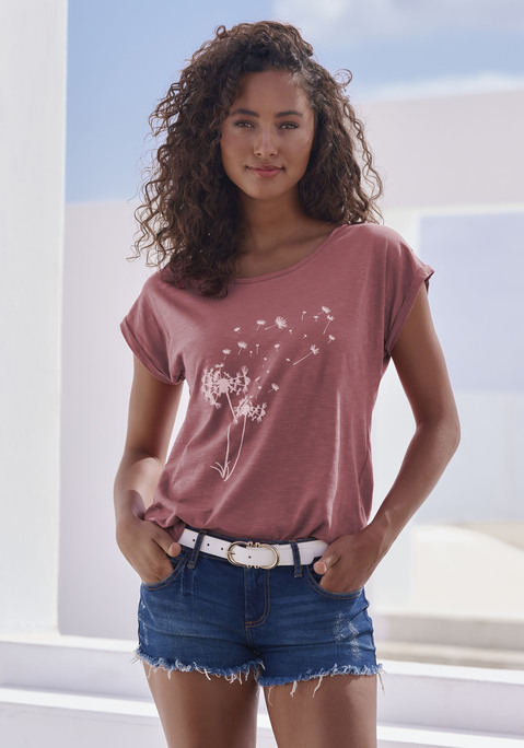 Bild: T-Shirt von Vivance: Locker fallendes T-Shirt von Vivance mit kunstvollem Frontdruck und weitem Rundhalsausschnitt.  Fixierter Umschlagsaum an den Ärmeln. Einsatz von Baumwolle, die die Initiative Cotton made in Africa unterstützt.
