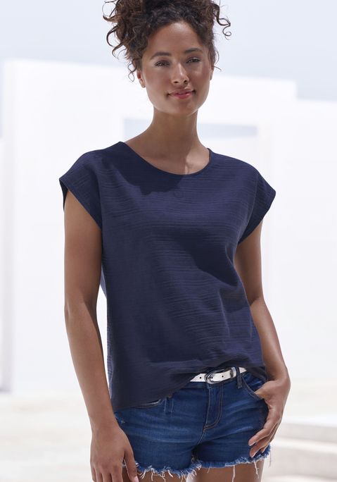 Bild: T-Shirt von Vivance: T-Shirt von Vivance. Dekorative Streifenstruktur. Rundhalsausschnitt. Nahtlos angesetzte, kurze Ärmel. Lässige Passform. Angenehmer Baumwolljersey. Mit dem Kauf des Produktes wird die Initiative »Cotton made in Africa« unterstützt.