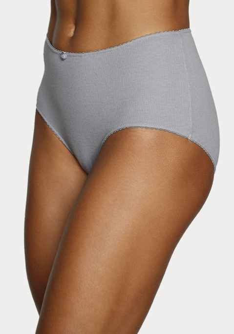 Bild: Taillenslip von Vivance: Taillenslip von Vivance im 3er-Pack. Mäusezähnchenkante. Kleines Blütendetail vorn. Feine Rippqualität. Mit Einsatz von Baumwolle, die die Initiative Cotton made in Africa unterstützt.