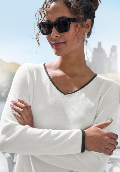 Bild: V-Ausschnitt-Pullover von Vivance: Bequemer Strickpullover von Vivance. V-Ausschnitt und gerader Saum mit Kontrastkante. Figurumspielende Passform. Vielseitig kombinierbar. Weiche Strickqualität mit Viskoseanteil.