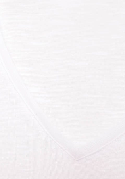 Bild: V-Shirt von Vivance: Shirt mit großem LOVE-Druck vorn. V-Ausschnitt und kurze, überschnittene Ärmel. Länge ca. 66 cm. Leicht transparente Strukturware aus 65% Polyester, 35% Viskose.
